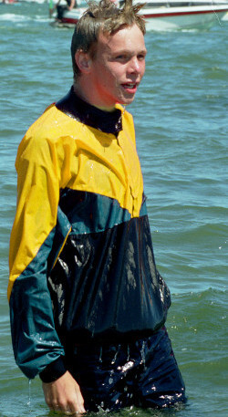 cagoule yellow and jeans